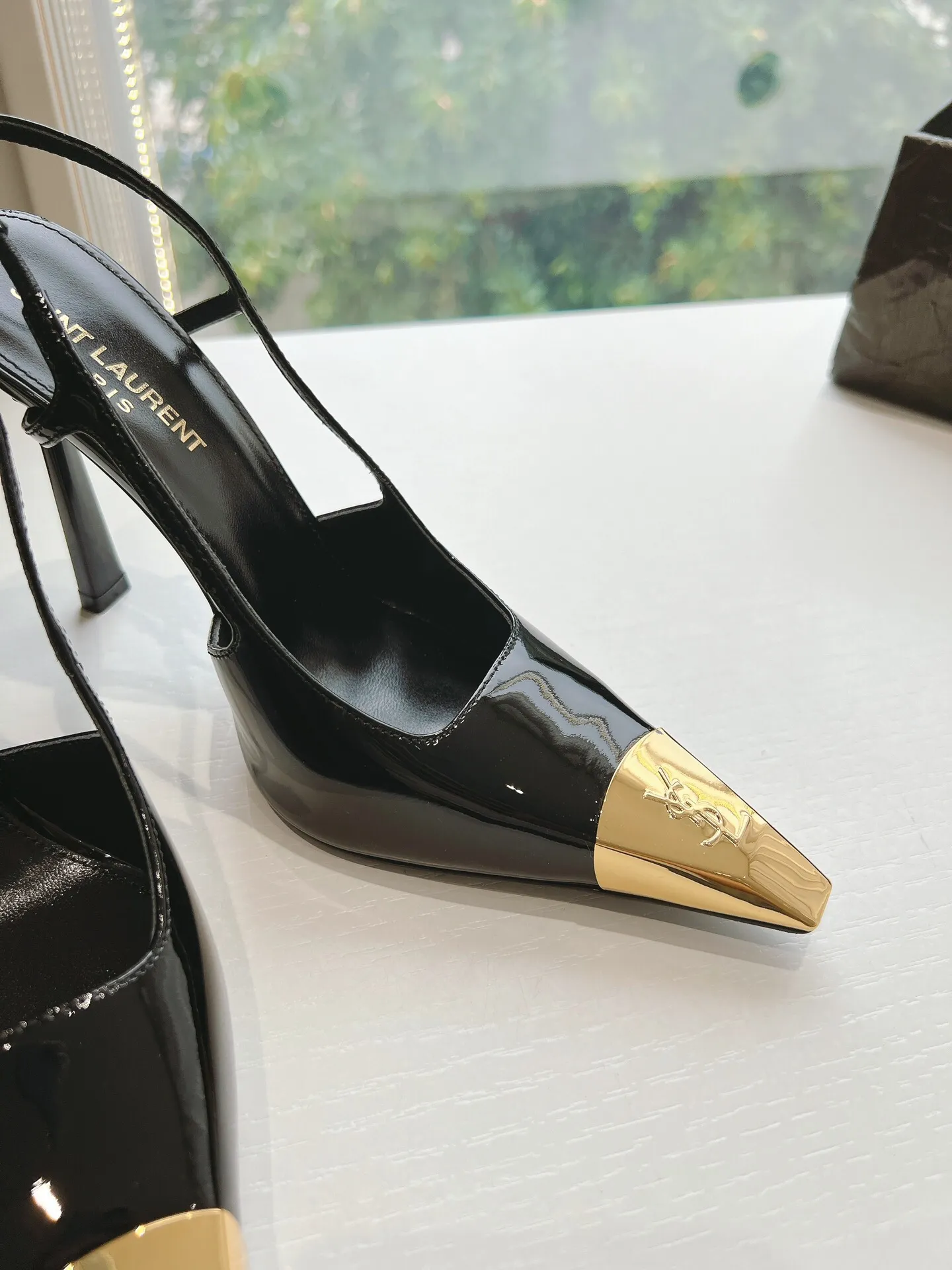 👟👟Ex-factory price 560👟👟 Top-quality Saint Laurent/Yves Saint Laurent Lee metal buckle single shoes, YSL sister's beautiful high heels, and the small square toe of the same style as Saint Laurent Rose. High-heeled shoes are very good at modifying the foot shape, luxury metal chain. In recent years, SL👟👟Ex-factory price is that women are becoming more and more understanding of high-heeled shoes. The embarrassing design impression of waterproof platform models has been eliminated. YSL's beautiful high-heeled shoes Upper: Imported patent leather/cowhide Sole: Genuine leather outsole Heel height: 11cm Size 35-39 (40, 41 customized, non-refundable and non-exchangeable)